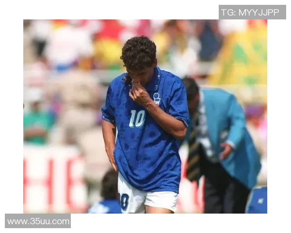 足球明星不满时的经典鄙视手势瞬间回顾与解析